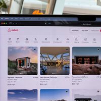 Airbnb ganó mucho dinero en España con pisos ilegales publicados en su web. La multa es récord: 64 millones, seis veces ese beneficio