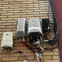 Los cables de fibra óptica inundan las fachadas en Barcelona: así pretende el Ayuntamiento frenar el descontrol