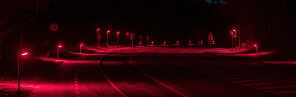 En algunas ciudades europeas están poniendo luces rojas en las farolas. Parecen de una peli de vampiros, pero tiene una explicación genial 
