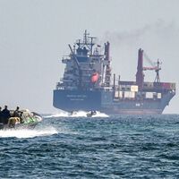 O plano mais estranho da guerra está pronto: guiar os 1.000 navios presos em Ormuz, confiando que ninguém abrirá fogo 