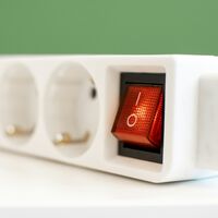 Estos son los tres lugares dentro de casa donde nunca deberías colocar una regleta, según los electricistas