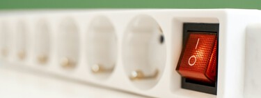 Estos son los tres lugares dentro de casa donde nunca deberías colocar una regleta, según los electricistas