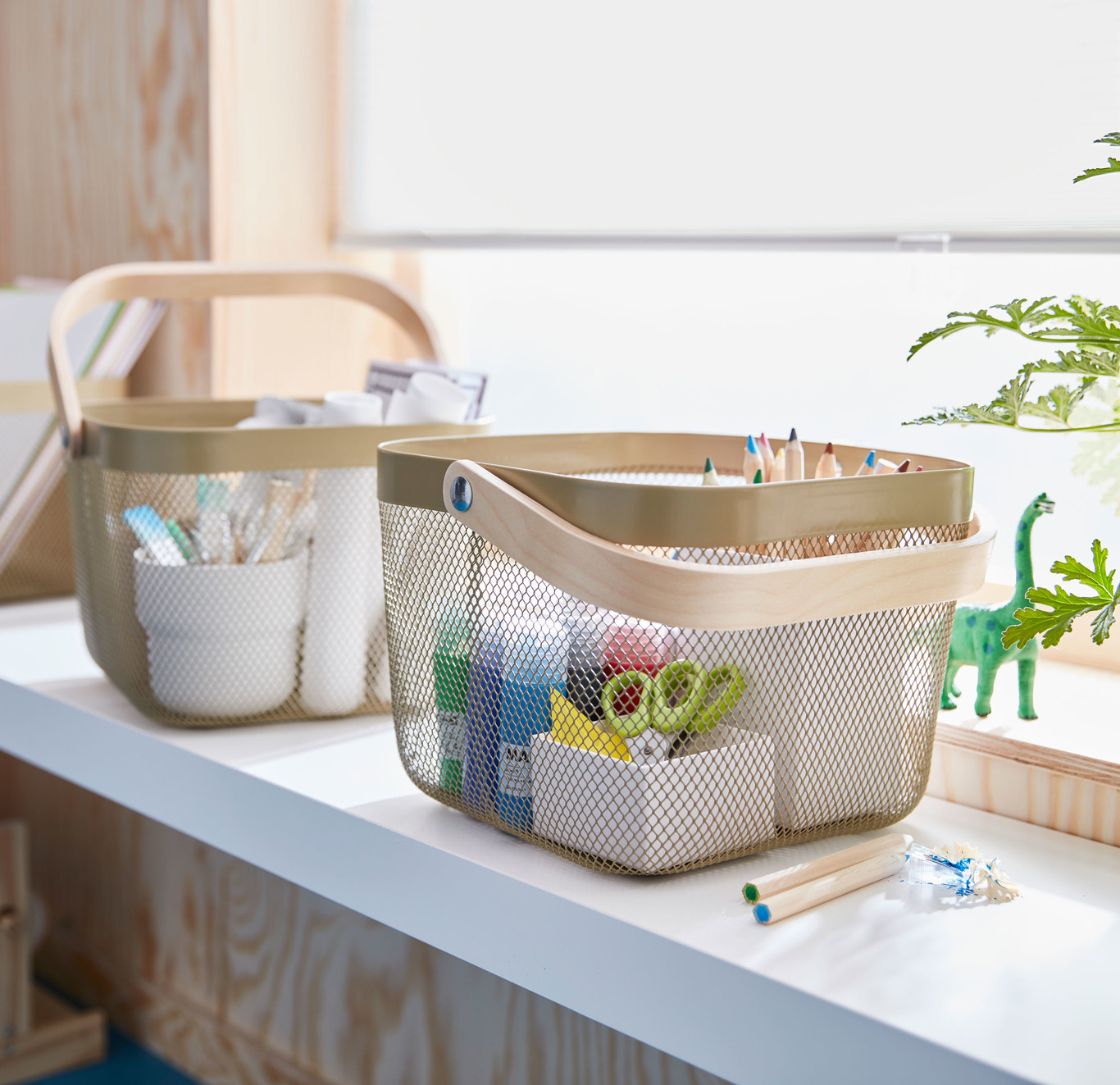 Cesta blanca con asa de madera
