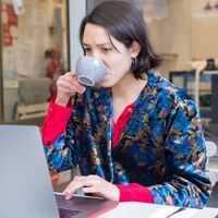 Recalentar el café, probarlo y que sepa a rayos: por qué sucede y cómo puedes evitarlo 