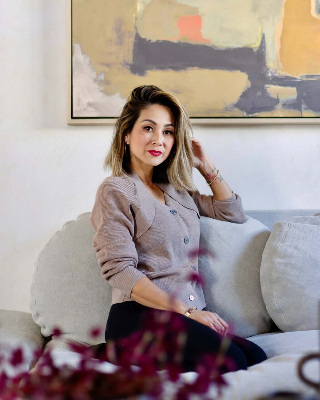 Julie Khuu, interiorista y experta en Feng Shui: «Un día eres joven y al siguiente estás rociando tus plantas contra los mosquitos con este remedio eficaz»