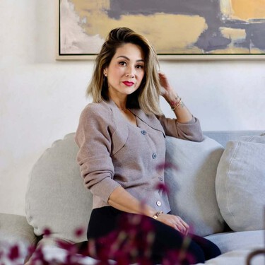 Julie Khuu, interiorista y experta en Feng Shui: "Un día eres joven y al siguiente estás rociando tus plantas contra los mosquitos con este remedio eficaz"