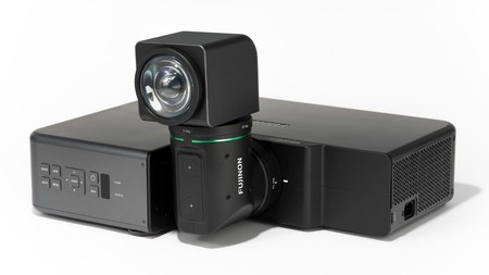 Gracias a la óptica móvil de este proyector de Fujifilm podrás montar un cine en cualquier pared de la casa