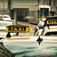 Los taxistas madrileños acuerdan vestir uniforme azul para "mejorar la imagen del sector"