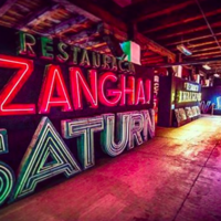 Los carteles que iluminaron la Guerra Fría brillan de nuevo en The Neon Museum de Varsovia 