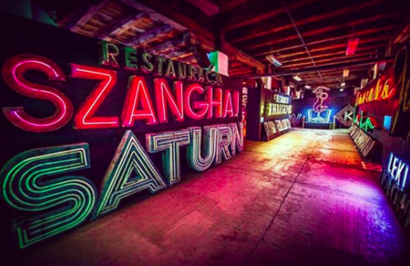 Los carteles que iluminaron la Guerra Fría brillan de nuevo en The Neon Museum de Varsovia 