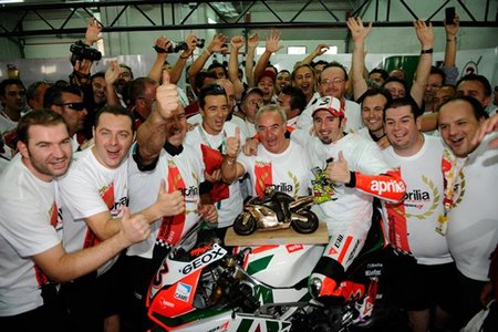 Max Biaggi celebrando el título con su equipo