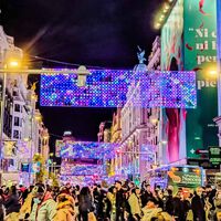 Las ciudades españolas están compitiendo por la iluminación navideña más estridente y costosa. Otra vez