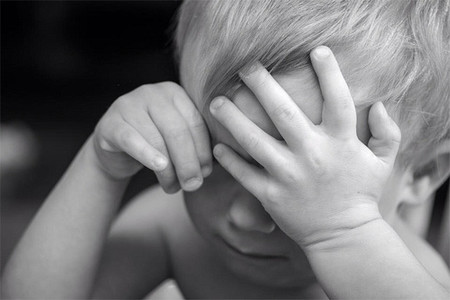 Si los niños al crecer no recuerdan su infancia, ¿podemos hacer lo que queramos con ellos?