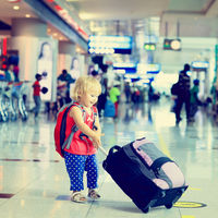 Los niños y adolescentes no podrán viajar sin sus padres fuera de España si no llevan una declaración de permiso paterna