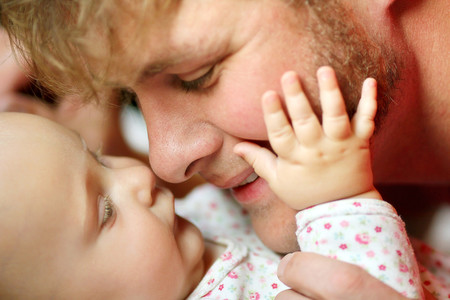 Los bebés de padres que se involucran en la crianza aprenden más rápido, afirma un estudio