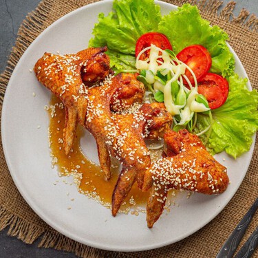 Sal de la rutina con este pollo con miel y especias: el truco para que quede jugoso en solo 30 minutos