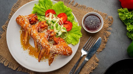 Sal de la rutina con este pollo con miel y especias: el truco para que quede jugoso en solo 30 minutos