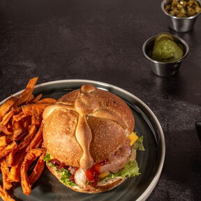 Olvídate de las smash burgers: la hamburguesa con pan de muerto que solo podrás probar hasta el 4 de noviembre 