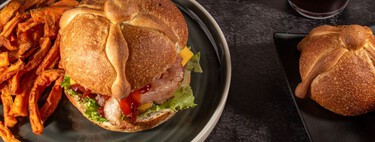 Olvídate de las smash burgers: la hamburguesa con pan de muerto que solo podrás probar hasta el 4 de noviembre 