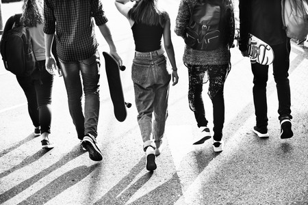 grupo de adolescentes con monopatines