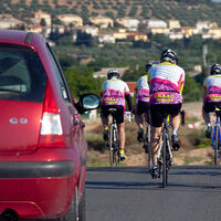La DGT recuerda cómo se debe adelantar a un ciclista en carretera y cuándo no se puede hacer