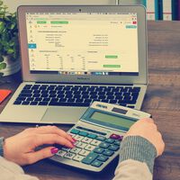 ¿Qué pasa si un emprendedor paga la cuota mínima de autónomo en vez de ajustarla a los ingresos reales de su negocio?