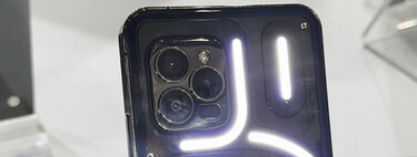 El móvil más sorprendente del MWC 2023 es este híbrido entre iPhone y Nothing Phone con Android. Carl Pei ya lo ha probado 