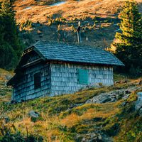 Una familia pretendía vivir solo con agua de pozo, paneles solares y una huerta. Hasta que Italia le arrebató a sus hijos   