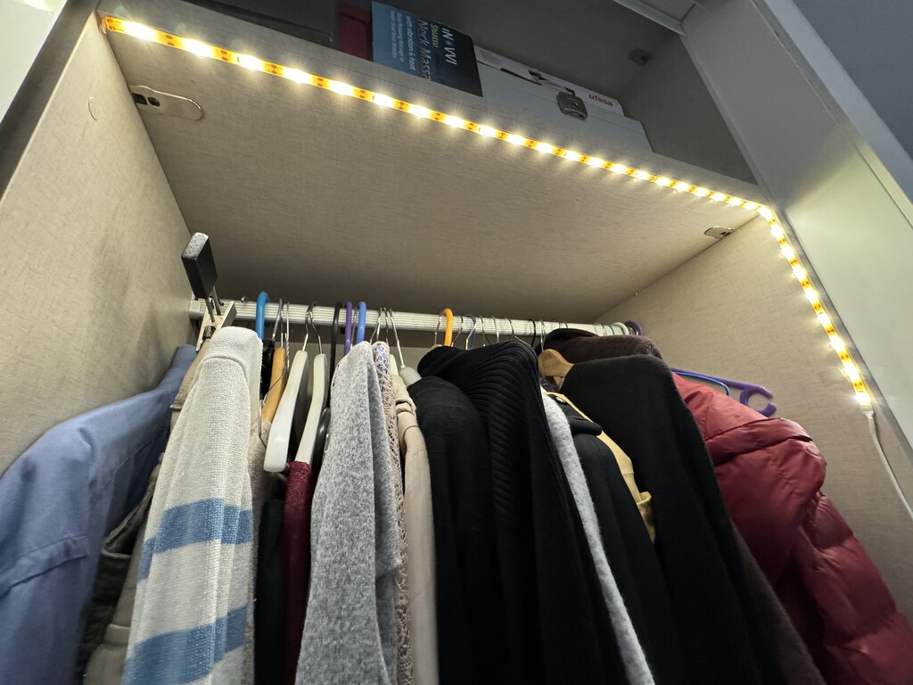 No veía nada en mi armario hasta que puse estas luces LED recargables por USB