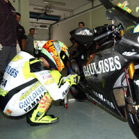 Este vídeo inédito de la primera prueba de Valentino Rossi con Yamaha enseña cómo arreglaron la moto en dos vueltas. El resto es historia