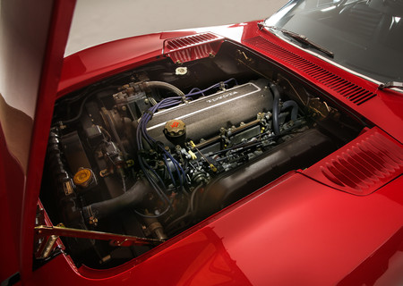 El toyota 2000GT de 1969 montaba un seis cilindros en línea que entregaba una potencia de 150 CV