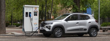 Las baterías de iones de litio eran el camino hacia el coche eléctrico barato. De momento solo los están encareciendo