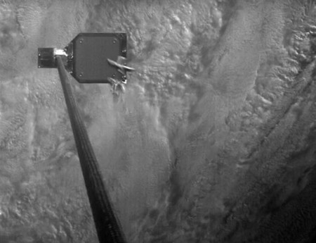 Contempla en este vídeo cómo el arpón de un satélite sirve para capturar basura espacial