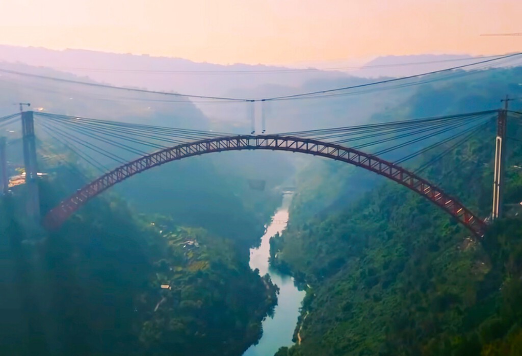 El puente con el mayor vano de acero ha completado su reto más difícil. Y está en China, claro