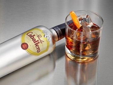 En su 185 aniversario la famosa botella metalizada de Ponche Caballero se renueva