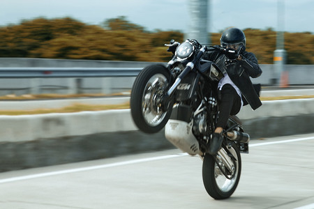Aspecto clásico con alma de hooligan, así es la sorprendente KTM 950 Supermoto de Smoked Garage