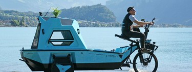 Este vehículo eléctrico anfibio es toda una navaja suiza: triciclo, barco y camper todo en uno 