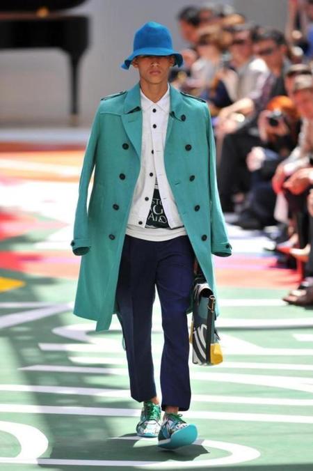 Burberry Prosurm Primavera-Verano 2015: color y prints espectaculares sobre la pasarela