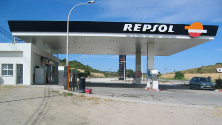 La CNE señala a Repsol como el principal responsable del "efecto lunes" de los precios del combustible