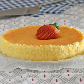 Tarta de chocolate blanco y queso con solo tres ingredientes, un antojo de postre esponjoso