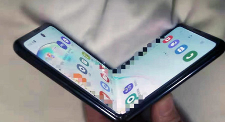 Filtran imágenes de un supuesto móvil plegable de Samsung "a lo Motorola Razr"