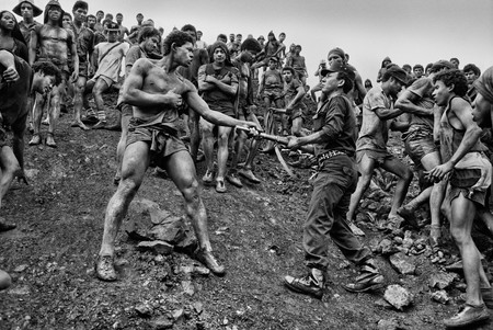 ‘Gold. Sebastião Salgado’, un fotolibro en edición de lujo que rememora uno de los trabajos que consagró al fotógrafo brasileño