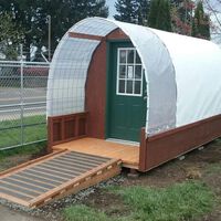 Essa cidade descobriu uma solução inesperada para ajudar pessoas em situação de rua: construir cabanas super baratas em poucas horas