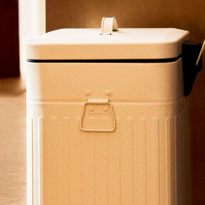 Zara Home pone el toque vintage en la cocina con un cubo de basura que cabe en cualquier rincón y suma en decoración 