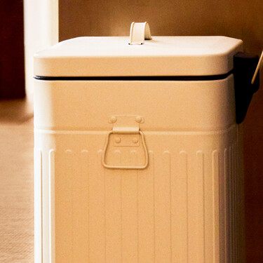 El cubo de basura de Zara Home que brilla por su diseño vintage y evitará que los olores se extiendan por la cocina
