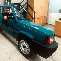 Tus ojos no te engañan: este Fiat Panda mide solo 50 centímetros de ancho y es el coche más estrecho del mundo: cabe entre dos coches aparcados