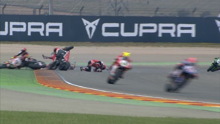Leon Camier no podrá disputar la segunda manga en MotorLand tras sufrir este escalofriante accidente
