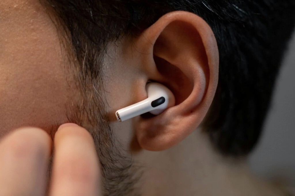 Hackean unos AirPods con papel de aluminio y un microondas. Ahora tienen acceso a todas las funciones que Apple bloquea