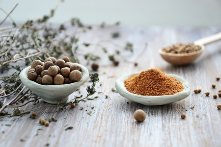 Diferencias entre hierbas, especias y condimentos y cómo usarlos en la cocina para mejorar tus platillos
