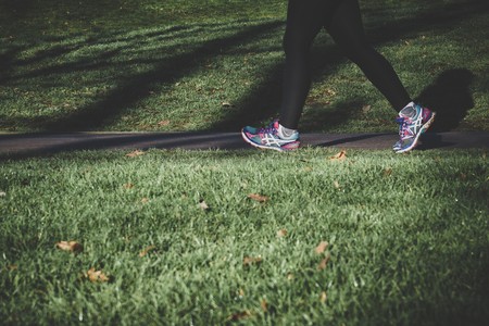 Caminar tan solo diez minutos mejora nuestra función cerebral según el último estudio